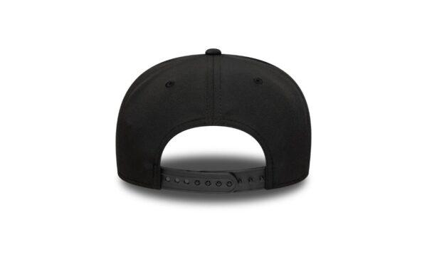 Bring bold energy and retro flair to your F1 style with the McLaren New Era Retro 9SEVENTY Stretch Snap Cap. Designed in a striking white and black colorway with signature papaya accents, this cap blends classic motorsport design with a comfortable modern fit. Featuring an embroidered McLaren speedmark logo and curved visor, it’s perfect for true McLaren fans who want a standout piece with a clean, structured look. Official McLaren F1 Team cap by New Era 9SEVENTY Stretch Snap silhouette Color: White front panels, Black rear panels, Papaya visor piping Embroidered McLaren speedmark logo on front Curved pre-shaped visor with papaya edge and underside Structured low-profile crown Adjustable stretch-snap back closure for a flexible fit Embroidered New Era flag on the left side Ventilation eyelets for breathability Moisture-wicking sweatband inside Made from a soft and flexible cotton blend One size fits most adults