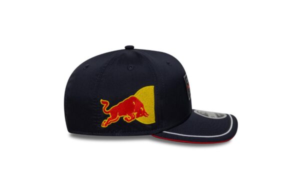 Official Red Bull Racing Formula One Team merchandise Structured 9SEVENTY fit with a mid-high crown Embroidered Red Bull Racing logo patch on the front Flat brim for a sleek and modern profile Navy blue color with tonal detailing for a clean, elevated look Adjustable snapback closure for a personalized fit New Era flag logo embroidered on the side One size fits most