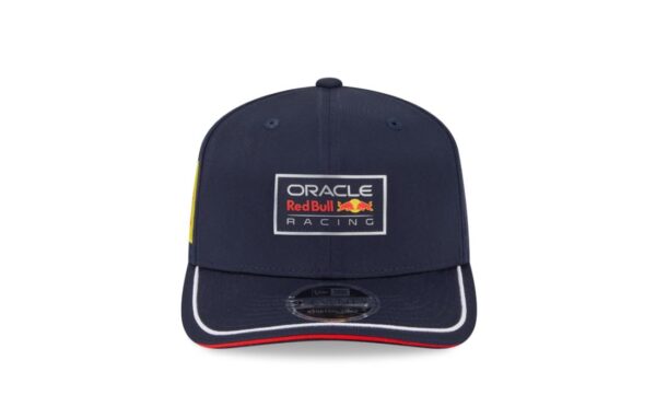 Step into race day with bold heritage and clean lines in this Red Bull Racing 9SEVENTY Dynasty Cap by New Era. Featuring a structured retro fit, flat visor, and an embroidered team crest, this cap combines classic snapback styling with modern Red Bull Racing attitude.