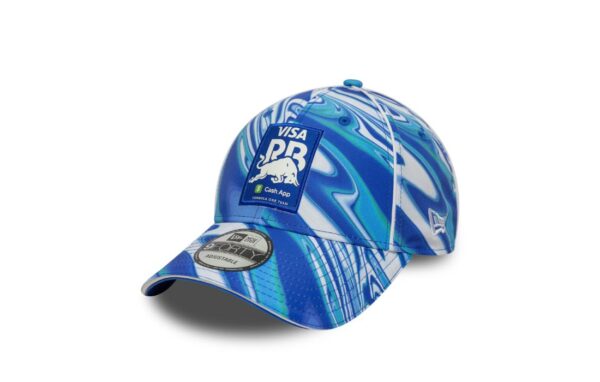 Official Racing Bulls F1 merchandise – 2025 season edition. Colors: Blue base with white all-over print pattern. Material: Premium polyester for durability and lightweight comfort. Design: Structured 9FORTY crown with pre-curved visor. Front: High-quality embroidered Racing Bulls team logo. Side: Iconic New Era flag embroidery. Back: Adjustable strap for a custom fit. Breathability: Ventilation eyelets to help keep your head cool. Style tip: Wear it with Racing Bulls team gear for a coordinated race-day look. Care: Spot clean only to maintain shape and color.