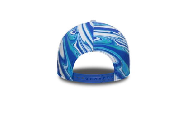 Official Racing Bulls F1 merchandise – 2025 season edition. Colors: Blue base with white all-over print pattern. Material: Premium polyester for durability and lightweight comfort. Design: Structured 9FORTY crown with pre-curved visor. Front: High-quality embroidered Racing Bulls team logo. Side: Iconic New Era flag embroidery. Back: Adjustable strap for a custom fit. Breathability: Ventilation eyelets to help keep your head cool. Style tip: Wear it with Racing Bulls team gear for a coordinated race-day look. Care: Spot clean only to maintain shape and color.