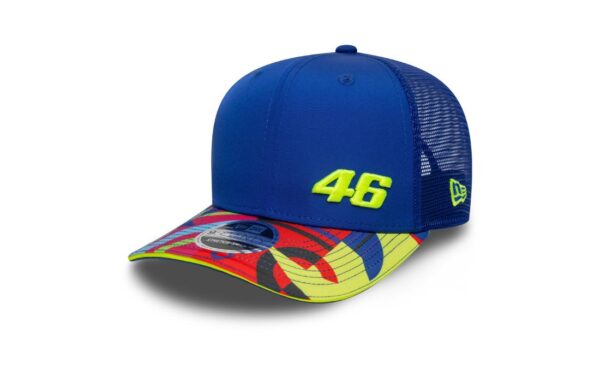 Cap model 9SEVENTY STRETCH-SNAP belonging to the exclusive collaboration between VR46 and New Era. Made of polyester, it features a small 46 embroidered on the front. On the visor a graphic pattern depicting the sun and moon, while on the side is embroidered the iconic New Era logo. Breathable mesh on the back. One size adjustable at the back. Washing: Hand wash ; Do not bleach ; No drum ; Do not dry clean Composition: 100%POLYESTER