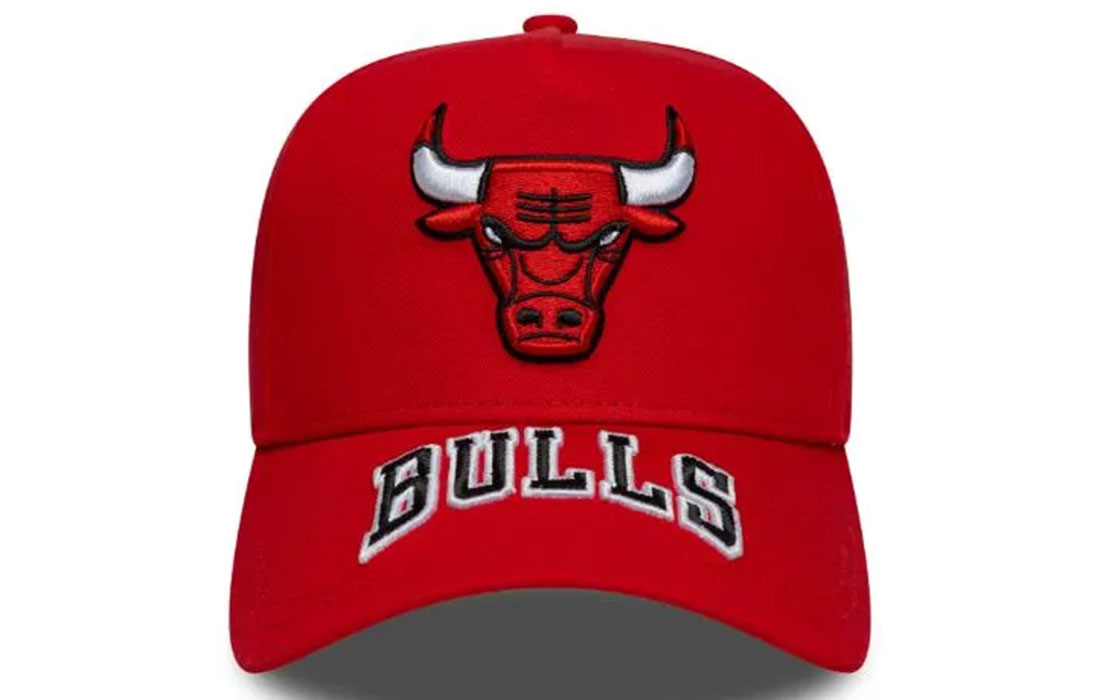 60691066_1front NBA Visor Hit Chicago Bulls Red 9FORTY E-Frame Cap Chicago Bulls logo on front Bulls wordmark logo on top of visor New Era Flag embroidered on left Structured E-Frame crown Snapback Curved visor 100% COTTON