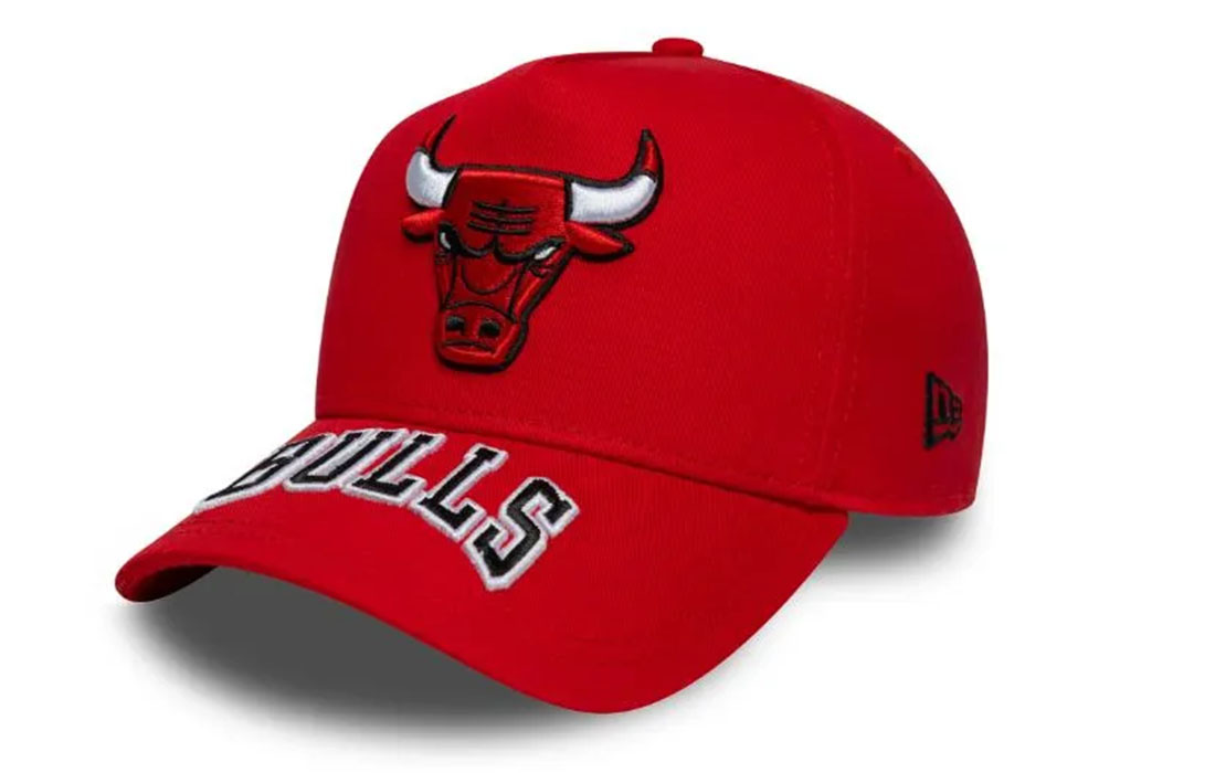 60691066_3QL-1 side NBA Visor Hit Chicago Bulls Red 9FORTY E-Frame Cap Chicago Bulls logo on front Bulls wordmark logo on top of visor New Era Flag embroidered on left Structured E-Frame crown Snapback Curved visor 100% COTTON