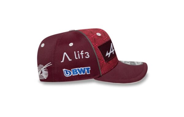 Official BWT Alpine F1 Cap. 9Fifty snapback. Stretch-Fit. Pre-curved visor. Embroidered logo on front and back. Size adjustable at the back. Material: 97% polyester, 3% elastane