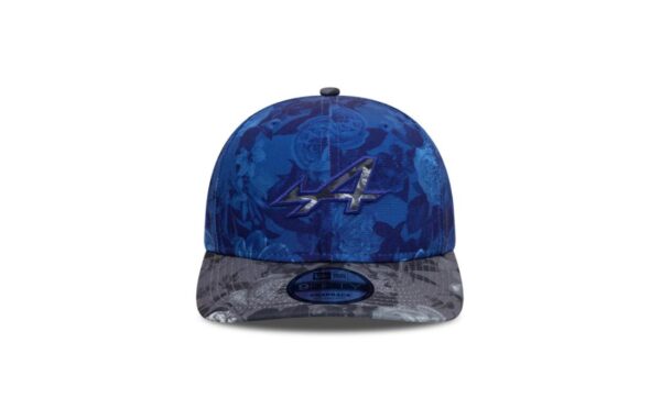 The 2025 Alpine F1 teamwear collection, worn by Pierre Gasly and Jack Doohan, reflects the team’s French racing heritage and determination to disrupt the midfield. With a history of unexpected breakthroughs, Alpine continues to blend ambition with technical evolution. 9FIFTY Original Fit Cap Alpine Racing logo on front New Era Flag embroidered on left All over floral graphic Structured crown Snapback Curved grey floral graphic visor Blue undervisor 100% POLYESTER