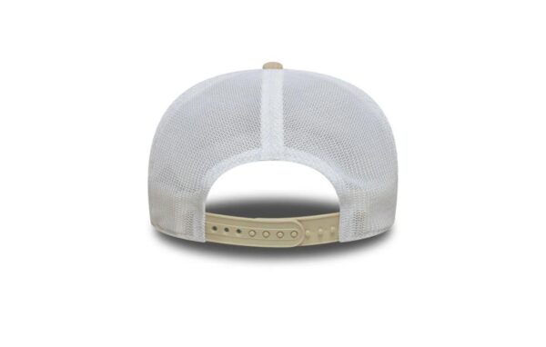 Official Red Bull Racing Miami cap in beige with a curved visor and mesh back panel. New Era 9SEVENTY design. Style, lightness, and racing spirit.
