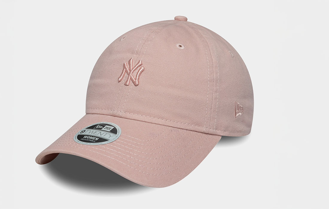 1546071-apc-new-era-mini-washed-9twenty-new-york-yankees-wmn-pink-rose side Womens MLB Mini Washed New York Yankees 9TWENTY Cap Mini logo New York Yankees pe față Steagul New Era brodat pe partea stângă Coroană nestructurată Strapback Vizieră curbată Fabricat cu țesătură cu efect de spălare 100% bumbac
