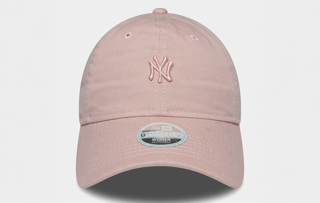 1546072-apc-new-era-mini-washed-9twenty-new-york-yankees-wmn-pink-rose front Womens MLB Mini Washed New York Yankees 9TWENTY Cap Mini logo New York Yankees pe față Steagul New Era brodat pe partea stângă Coroană nestructurată Strapback Vizieră curbată Fabricat cu țesătură cu efect de spălare 100% bumbac