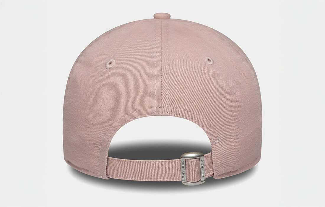 1546074-apc-new-era-mini-washed-9twenty-new-york-yankees-wmn-pink-rose back Womens MLB Mini Washed New York Yankees 9TWENTY Cap Mini logo New York Yankees pe față Steagul New Era brodat pe partea stângă Coroană nestructurată Strapback Vizieră curbată Fabricat cu țesătură cu efect de spălare 100% bumbac