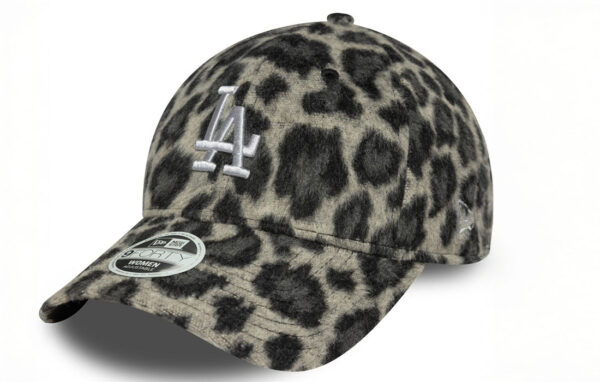 Womens MLB Cosy Animal New York Yankees Leopard 9FORTY Cap LA Dodgers midi logo on front New Era Flag embroidered on left Structured crown Strapback Curved visor Black undervisor Made with cosy fabric 95% POLYESTER, 5% WOOL