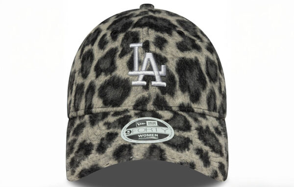 Womens MLB Cosy Animal New York Yankees Leopard 9FORTY Cap LA Dodgers midi logo on front New Era Flag embroidered on left Structured crown Strapback Curved visor Black undervisor Made with cosy fabric 95% POLYESTER, 5% WOOL