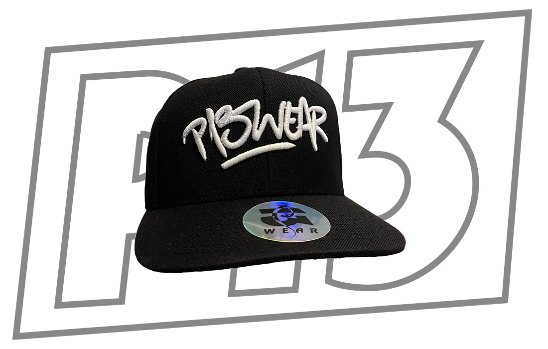 6. p13wear Adaugă un plus de stil urban ținutelor tale cu șapca P13 Wear – Logo Graffiti Fabricată din materiale de calitate superioară, cu broderie 3D albă pe un fundal negru intens, această șapcă oferă un look autentic de streetwear. Ideală pentru pasionații de modă urbană care apreciază detaliile și atitudinea. Detalii: • Culoare: Negru • Broderie frontală: “P13 Wear” stil graffiti • Vizor plat • Închidere reglabilă • Material: 100% bumbac premium