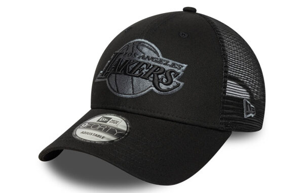  LA Lakers Black  9FORTY  Trucker Cap LA  Lakers logo on front New Era Flag embroidered on left Structured crown Snapback Curved visor Mesh back and sides 100% COTTON Product ID: 60667432