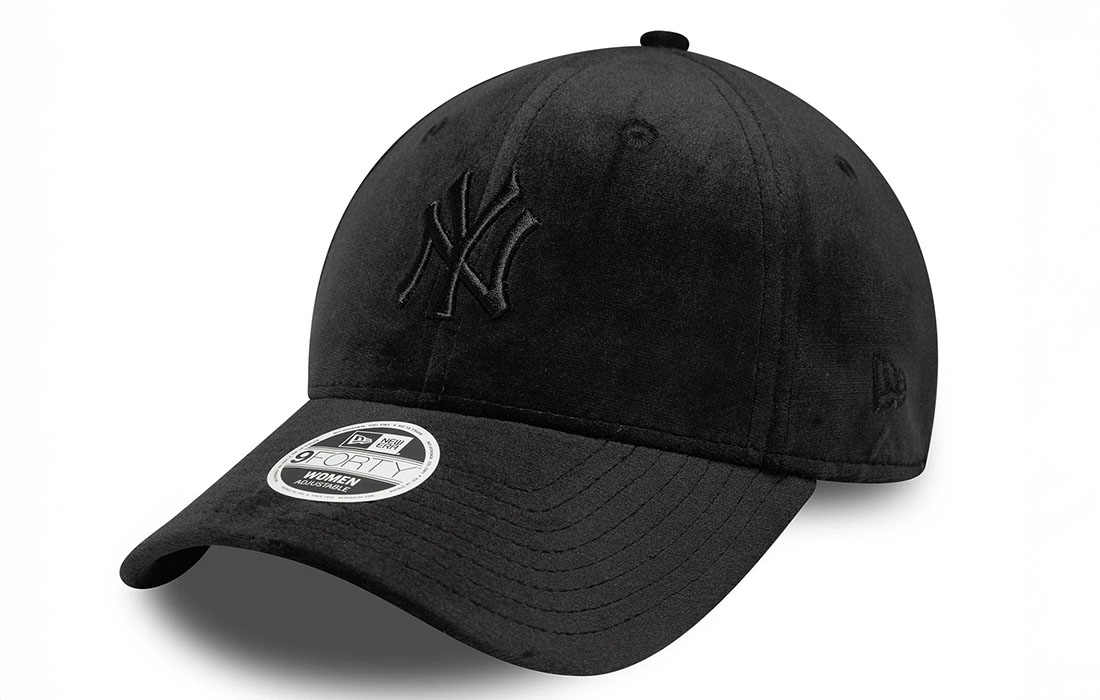 60758956 side Women MLB Velour New York Yankees Black 9FORTY Cap New York Yankees midi logo on front New Era Flag embroidered on left Structured crown Strapback Curved visor Black undervisor Made with velour fabric 89.6% POLYESTER, 10.4% SPANDEX Product ID: 60758956