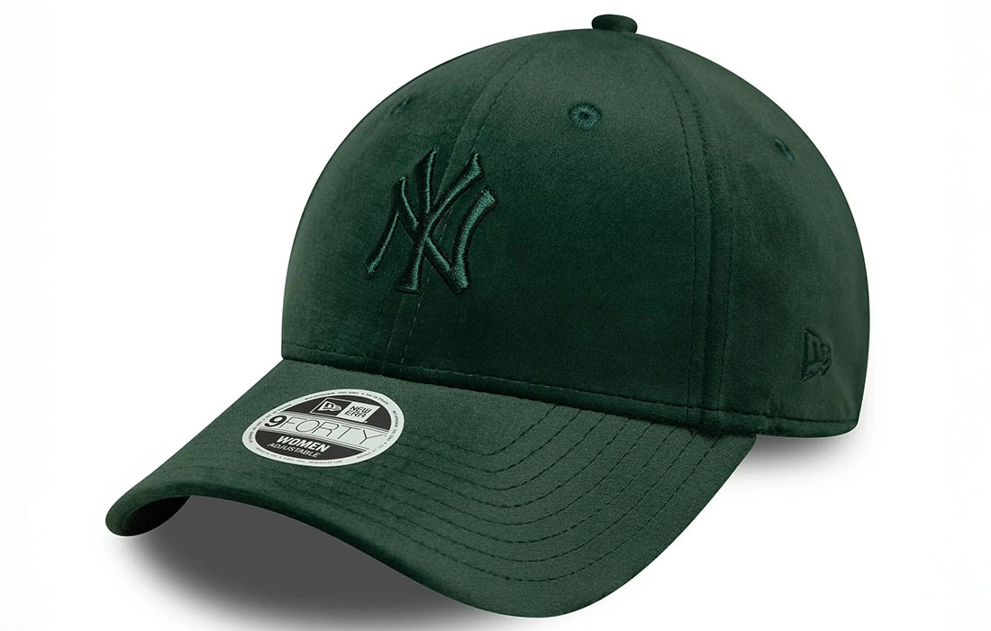 60758959 side Women MLB Velour New York Yankees Dark Green 9FORTY Cap New York Yankees midi logo on front New Era Flag embroidered on left Structured crown Strapback Curved visor Dark green undervisor Made with velour fabric 89.6% POLYESTER, 10.4% SPANDEX Product ID: 60758959