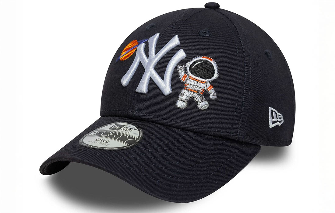 60759036 side Child MLB Space Icon New York Yankees Navy 9FORTY Cap New York Yankees logo with planet and astronaut embroidered on front New Era Flag embroidered on left Structured crown Strapback Curved visor 100% COTTON Product ID: 60759036