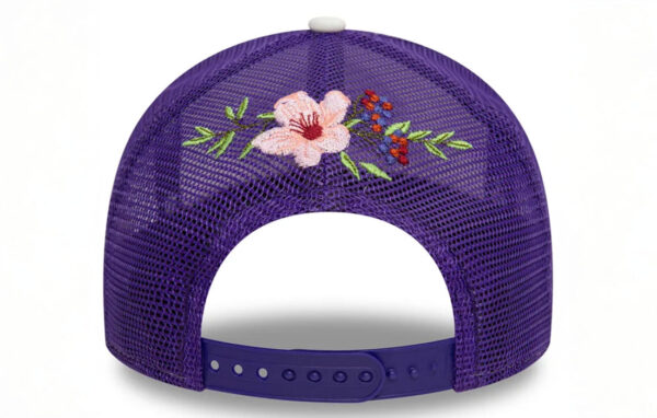 LA Lakers Foam Trucker Cap LA Lakers logo on front New Era Flag embroidered on left Floral Embroidery on the back Foam Crown Snapback Curved visor Mesh back and sides NYLON, ELASTANE Product ID: 60595278