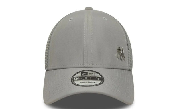 New York Yankees metallic logo on the side panel New Era Flag embroidered on left Structured crown, mesh sides and back Curved visor COTTON, POLYESTER Product ID 60667658