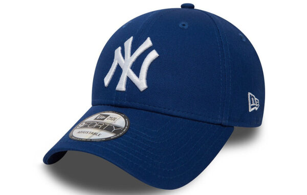 New Era 9Forty Cap New York Yankees embroidery on the front New Era flag embroidered on the left Structured crown Curved visor COTTON