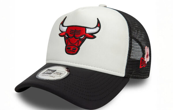 Chicago Bulls Foam Trucker Cap Chicago Bulls logo on front New Era Flag embroidered on left Floral Embroidery on the back Foam Crown Snapback Curved visor Mesh back and sides NYLON, ELASTANE Product ID: 60595281